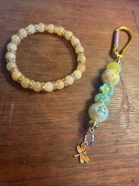 💛Beaded Stretch Bracelet with Gold Accents and Matching Keychain.
